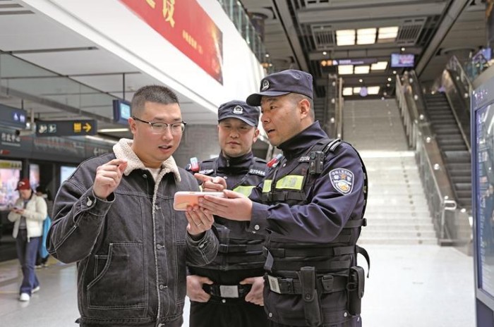 从“跑腿寻找”到“抬手即扫”——西安市公安局公交轨道公安局“码上服”守护群众平安出行